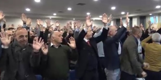 Braccia all´<i>insù</i> coi Catalani. <i>PdS</i>: Maninchedda segretario