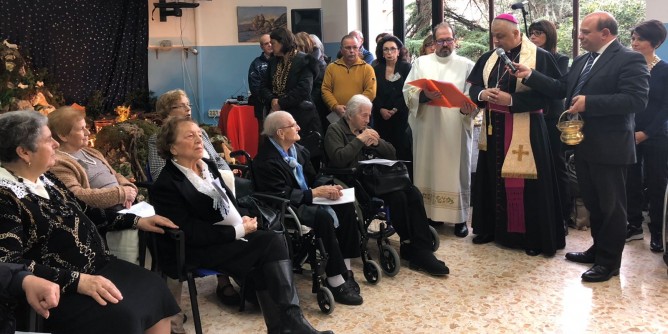 Addobbi, luci, presepi: è il Natale di Casa Serena
