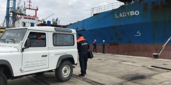 Nave fermata nel porto di Oristano