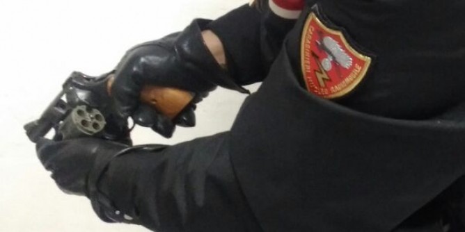 Litiga col vicino e lo minaccia con la pistola