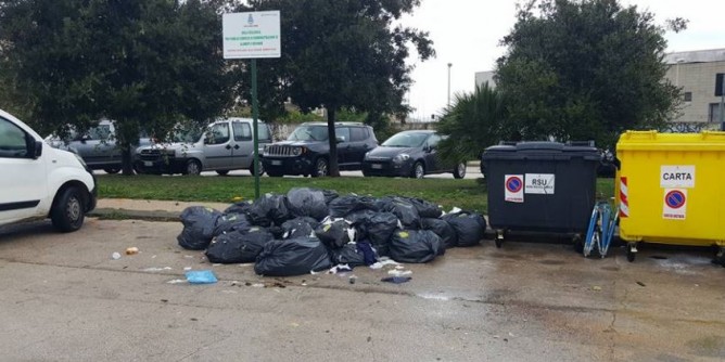 Porto Torres, montagne di bustoni neri nelle isole ecologiche