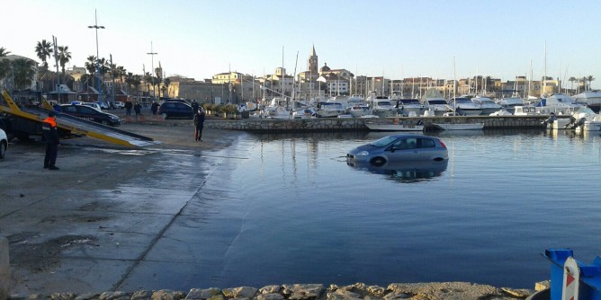 Auto <i>scivola</i> in mare nel porto di Alghero