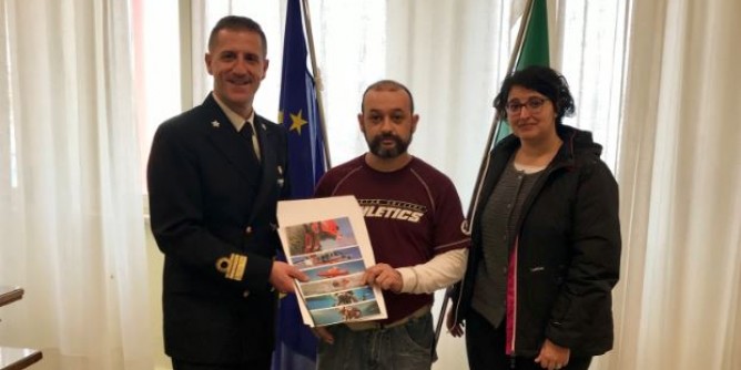 Bagnino salva delfino: omaggio dalla Capitaneria turritana
