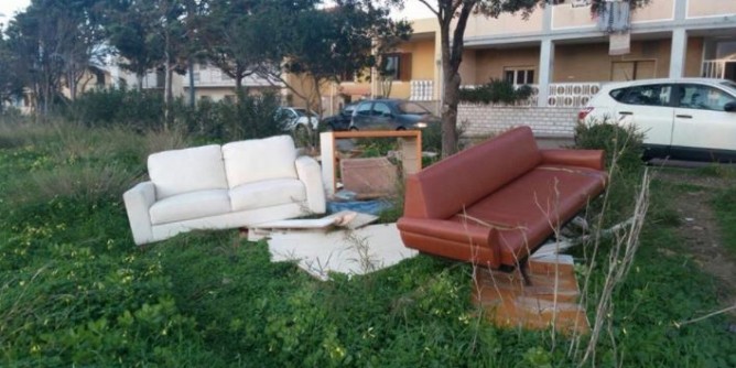 Porto Torres, rifiuti: divani scaricati vicino la strada