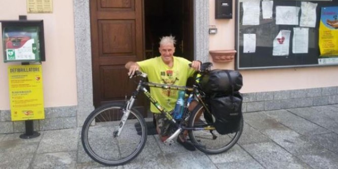 Gira il mondo in bici: River 81enne fa tappa a Porto Torres