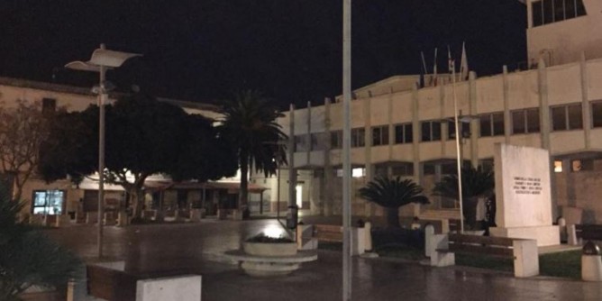 Luci spente: in piazza Umberto I si brancola nel buio