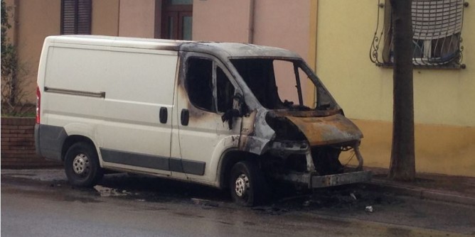 Porto Torres: a fuoco il furgone di una casalinga