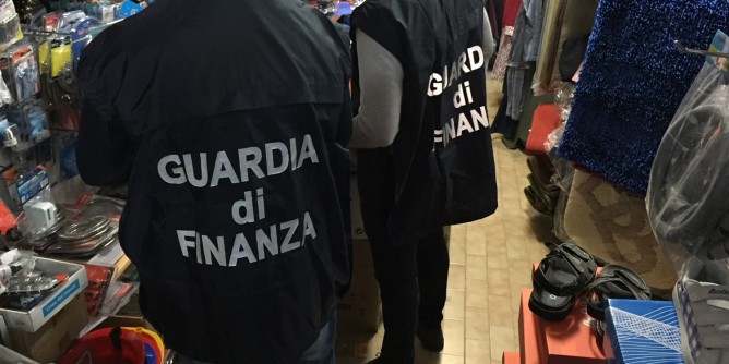 Merce non <i>sicura</i>: mille articoli sequestrati