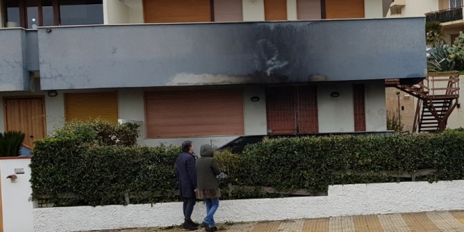 Fiamme nella notte in Lungomare Valencia