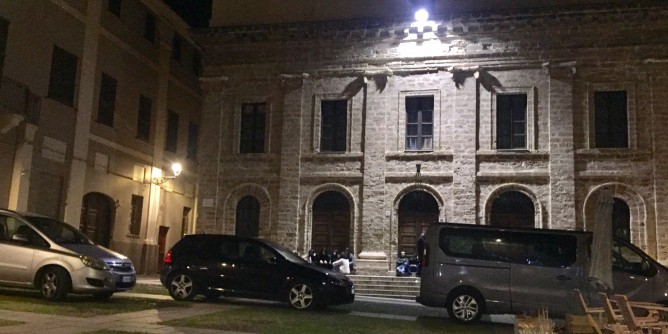 Macchine e furgoni invadono Piazza Teatro
