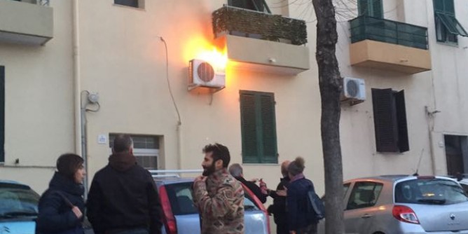 Via XX Settembre: climatizzatore in fumo
