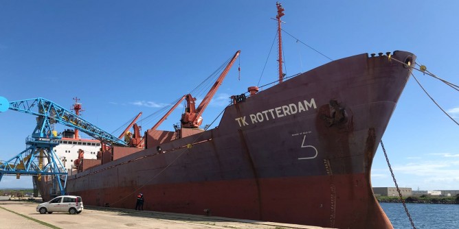 Nave liberiana fermata in porto