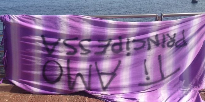 Striscione romantico allo Scoglio Lungo