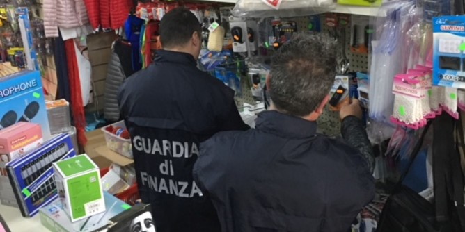 Finanza: sequestrati prodotti pericolosi