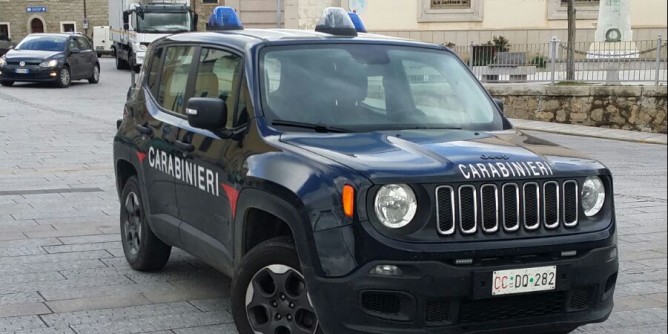 Scappa ai Carabinieri, droga nell´auto: arrestato
