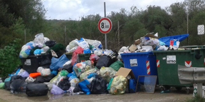 Cassonetti-discarica a Salondra