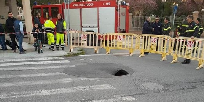 Voragine in via Sassari: emergenza strade a Porto Torres