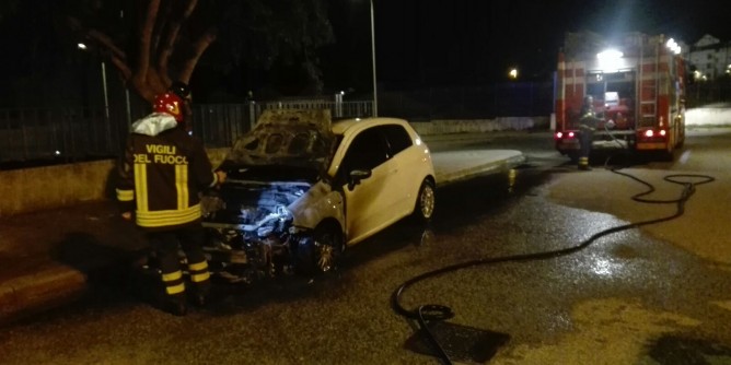 Sassari: auto a fuoco nella notte