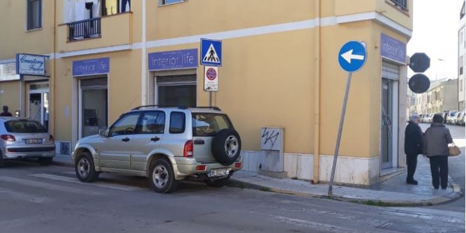 Palo pericolante allincrocio Balai-via Ettore Sacchi 