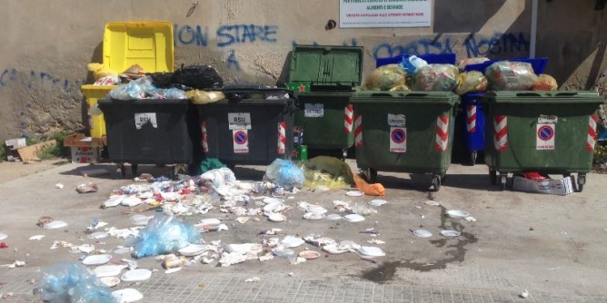 Degrado isole ecologiche: una città umiliata
