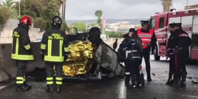 Carbonizzato nellauto che si ribalta