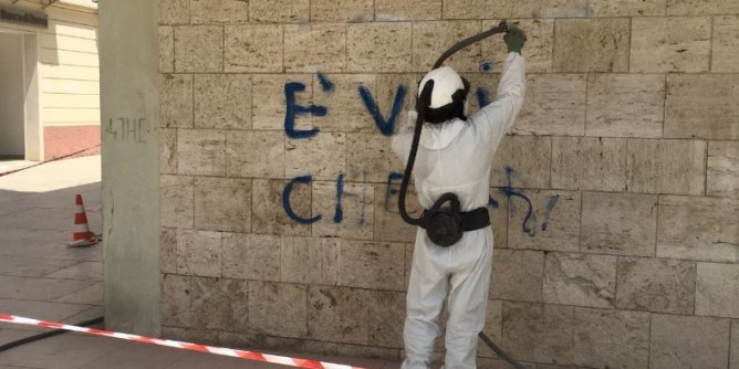 Porto Torres: via le scritte dal Comune