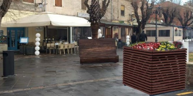 Legno e fiori per schermare i rifiuti