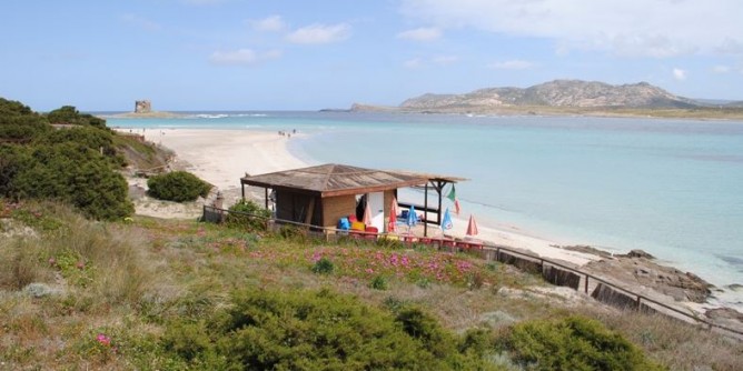 La Pelosa: no ai teli mare in spiaggia