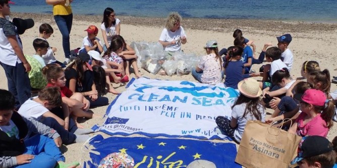 Clean sea life: bimbi puliscono la spiaggia Scoglio Lungo