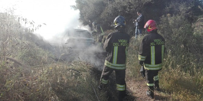 A Villacidro, spento il rogo originato da fulmine