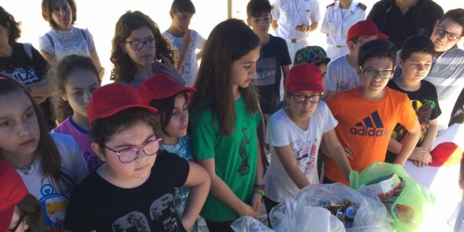 Nasse e plastica, chili di rifiuti pescati a Porto Torres