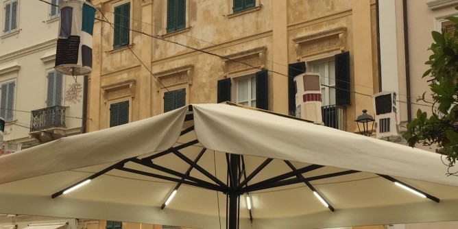 Porta una sedia in Piazza Civica: assemblea