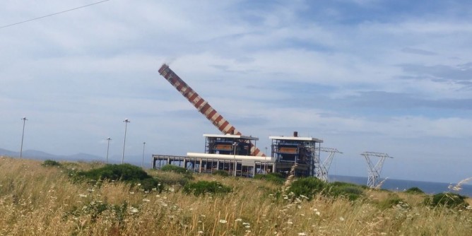 Fiume Santo: gi la ciminiera in 4 secondi