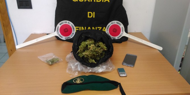 Spaccio: minorenne in manette