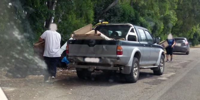 Scarica vecchie porte allArenosu: foto e multa
