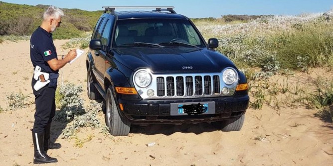Con la Jeep a Porto Ferro: algherese multato