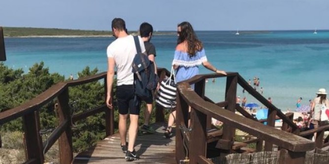 Getta la cicca nella spiaggia La Pelosa: multa da 160 euro