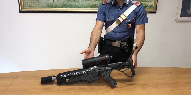 Cerca di animare una festa con un lanciafiamme: arrestato