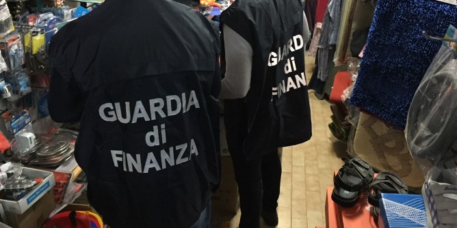 Articoli contraffatti: intervengono le Fiamme gialle