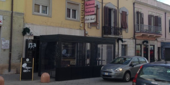 Porto Torres, commercio: verande ampliate d'estate