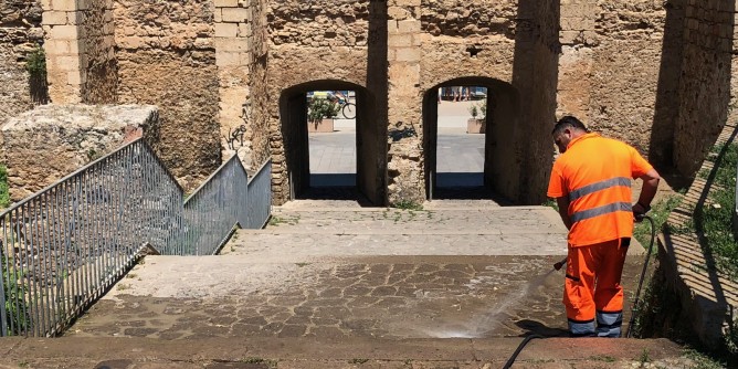 Strade pulite: lavaggio e spazzamento ad agosto