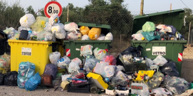 Mancato svuotamento: cumuli di rifiuti