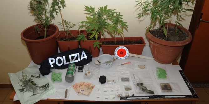 Droga: nuorese in manette
