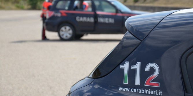 21enne accoltella un prete e fugge