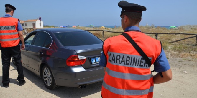 Rubano un portafogli: finiscono in manette