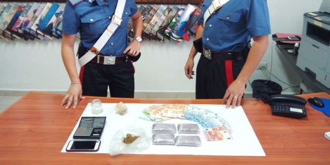 Droga e corruzione: 23enne in manette