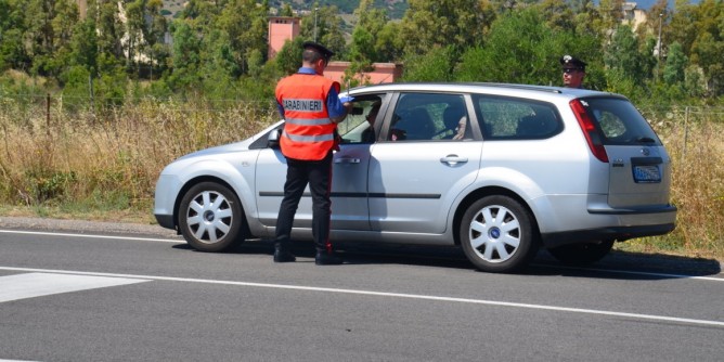 Coltello nell´auto: due persone nei guai
