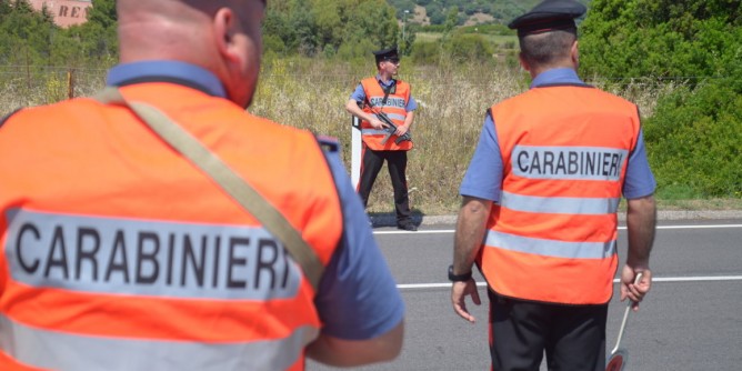 Salta il posto di blocco: 20enne denunciato