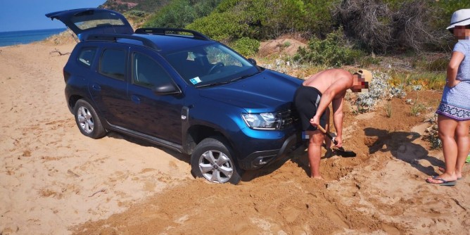 Suv <i>insabbiato</i> a Porto Ferro