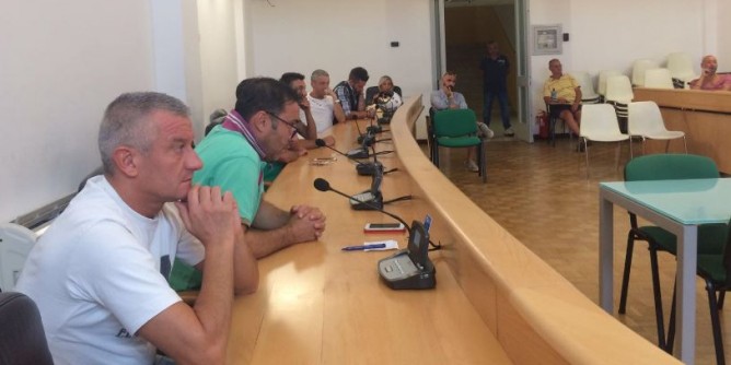 Porto Torres, suolo pubblico: fumata grigia con i commercianti